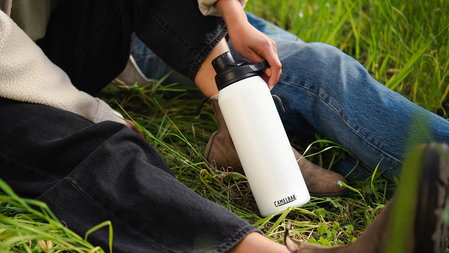 https://www.camelbak.no/pub_docs/files/Chute-mag-drikkeflaske-i-stal.jpg