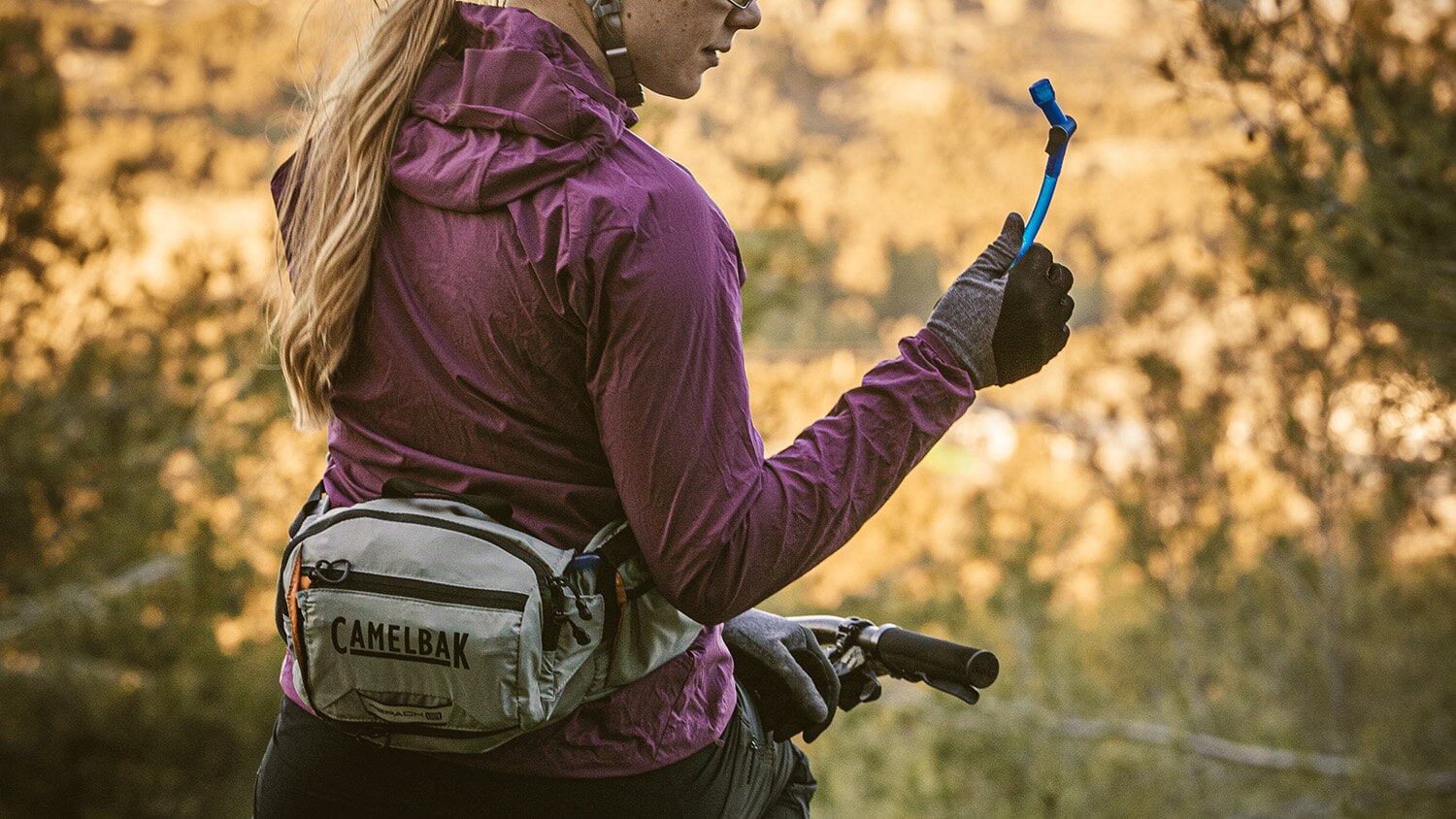 https://www.camelbak.no/pub_docs/files/Drikkebelte/_JM26636.jpg