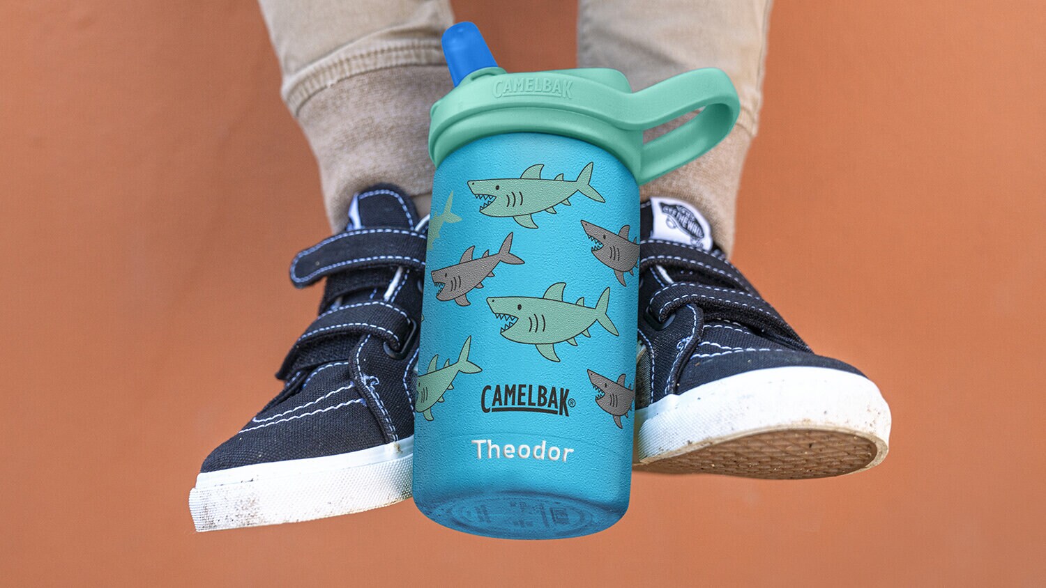 https://www.camelbak.no/pub_docs/files/Drikkeflaskemednavn/camelbakkids3085_SchoolOfSharks.jpg