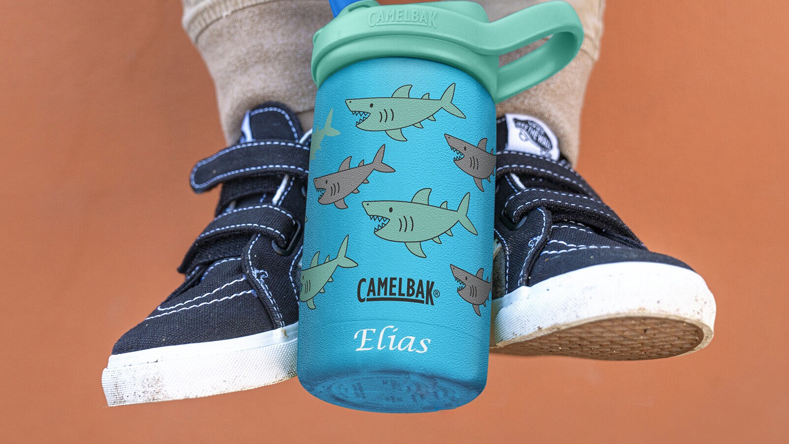https://www.camelbak.no/pub_docs/files/Gravering/GravyrCamelbak-barn-1-NO-1920x1080.jpg