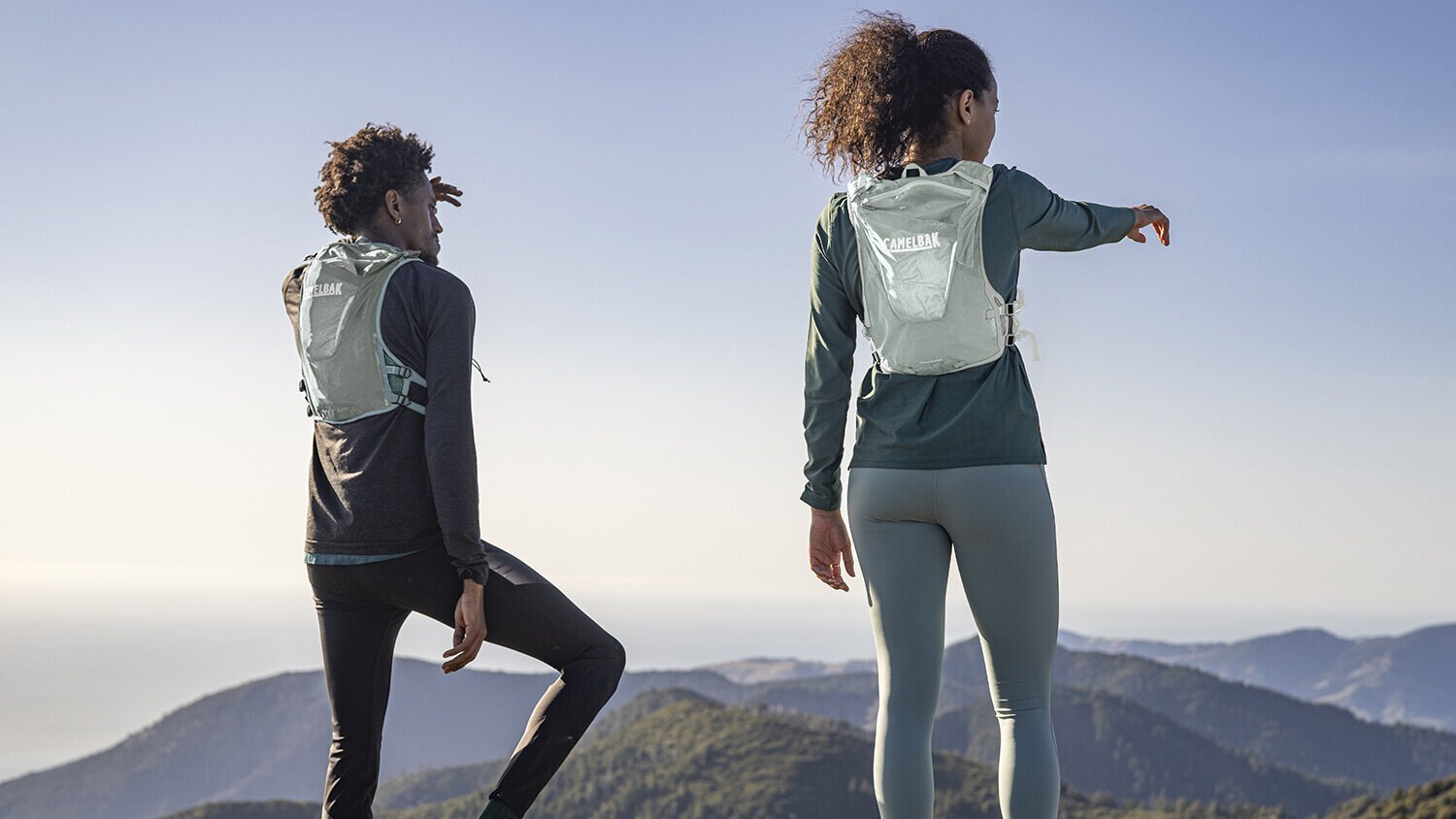 https://www.camelbak.no/pub_docs/files/Lping/20220314_CAMELBAK_RH_11801_BlueSurf_SkyGray.jpg